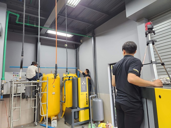 Kỹ thuật viên tại Hoàng Nam thực hiện lắp đặt hệ thống máy nén khí cho khách hàng