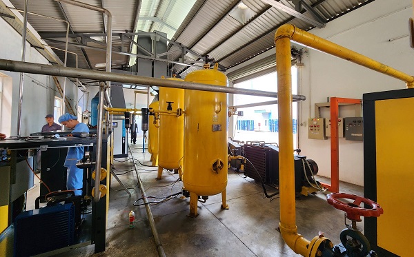 Hệ thống khí nén công nghiệp trong một nhà xưởng