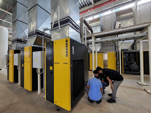 Bảo dưỡng máy nén khí Kaeser bởi kỹ thuật viên tại Hoàng Nam