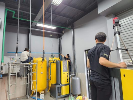 Kỹ thuật viên tại Hoàng Nam thực hiện lắp đặt hệ thống máy nén khí cho khách hàng